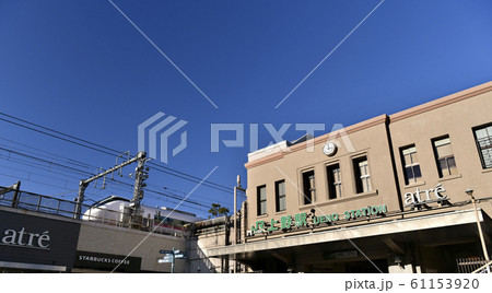 日本の東京都市景観 上野駅(広小路口)や電車などを望む 日本の東京都市景観 上野駅(広小路口)や電車などを望む 61153920
