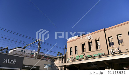日本の東京都市景観 上野駅(広小路口)や電車などを望む 日本の東京都市景観 上野駅(広小路口)や電車などを望む 61153921