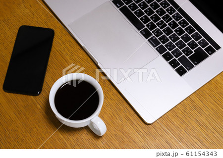 パソコンとスマホとコーヒー パソコンとスマホとコーヒー 61154343