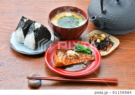 注意)汁の湯気はレタッチ合成です。和食料理。サバの味噌煮、かき玉汁(あおさ)、ひじき煮、おにぎり。 注意)汁の湯気はレタッチ合成です。和食料理。サバの味噌煮、かき玉汁(あおさ)、ひじき煮、おにぎり。 61156984
