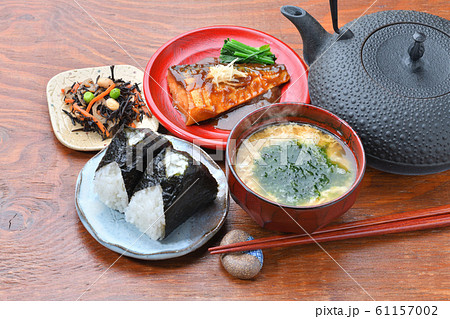 注意）汁の湯気はレタッチ合成です。和食料理。サバの味噌煮、かき玉汁（あおさ）、ひじき煮、おにぎり。 61157002
