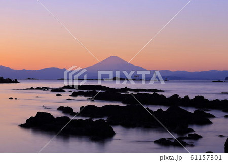 真名瀬海岸から望む夕暮れの富士山 真名瀬海岸から望む夕暮れの富士山 61157301