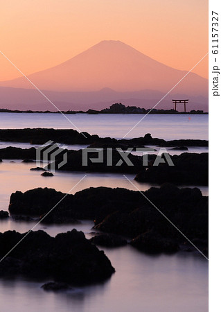 真名瀬海岸から望む夕暮れの富士山 61157327