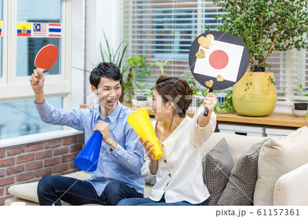 リビングでスポーツ観戦 日本応援 61157361