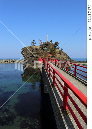 新潟 糸魚川 弁天岩と能生港灯台 新潟 糸魚川 弁天岩と能生港灯台 61157474
