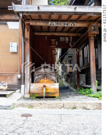 秋の早朝　奈良井宿の落ち着いた街並み 61157517