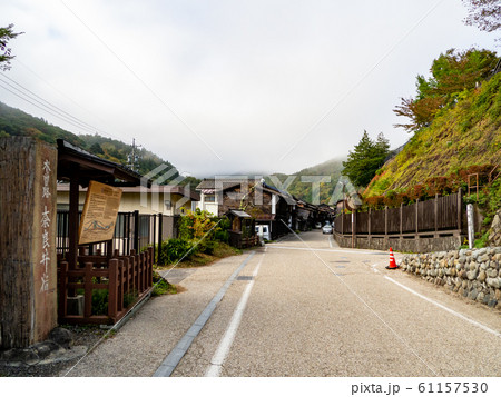 秋の早朝 奈良井宿の落ち着いた街並み 秋の早朝 奈良井宿の落ち着いた街並み 61157530