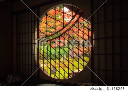 秋の京都・寺の窓から見える紅葉・額縁構図・シルエット 61158263