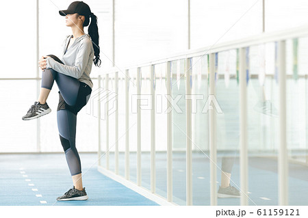 ジム フィットネス 女性 61159121