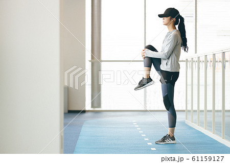 ジム フィットネス 女性 61159127