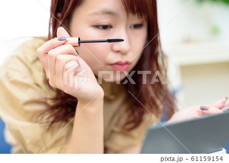 化粧をする女性 化粧をする女性 61159154