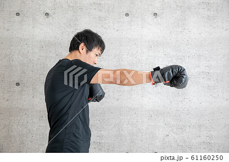 ボクシングする男性 ボクシングする男性 61160250
