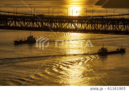 岡山県倉敷市 瀬戸大橋の下 夕焼けの瀬戸内海をすれ違う船の写真素材 [61161905] - PIXTA