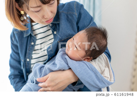 生後2ヵ月の赤ちゃんと母親 生後2ヵ月の赤ちゃんと母親 61161948