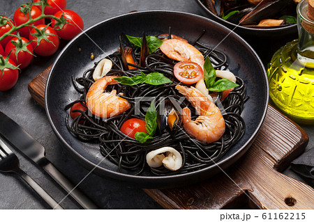 Black seafood spaghetti pasta 61162215