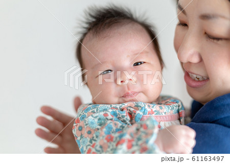 2ヶ月の赤ちゃんと母親 2ヶ月の赤ちゃんと母親 61163497