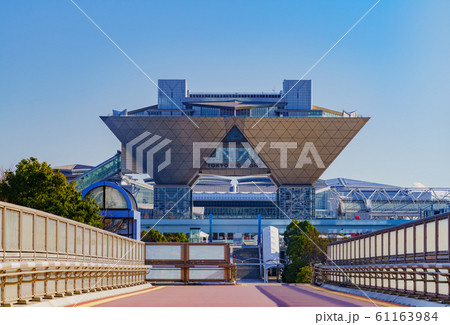 東京ビッグサイト　東京国際展示場　東京　都市風景　日本　【被写体の敷地外から望遠レンズで外観を撮影】 61163984