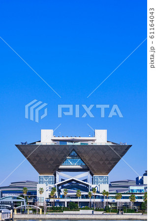 東京ビッグサイト　東京国際展示場　東京　都市風景　日本　【被写体の敷地外から望遠レンズで外観を撮影】 61164043