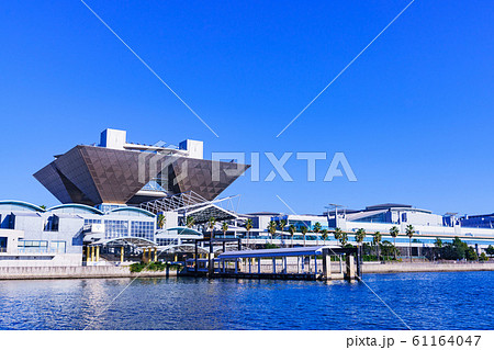 東京ビッグサイト　東京国際展示場　東京　都市風景　日本　【被写体の敷地外から望遠レンズで外観を撮影】 61164047