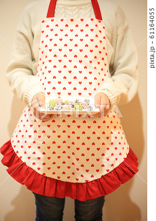 チョコレートを差し出す女性 61164055