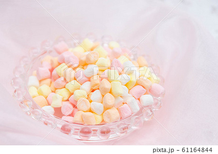 小さくてカラフルなマシュマロの写真素材
