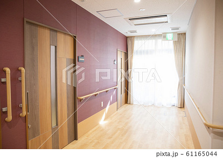 病院　廊下　老人ホーム　施設 61165044