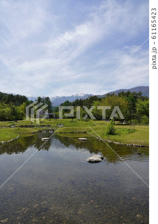 北アルプスあずみの公園内(常念岳と水路) 北アルプスあずみの公園内(常念岳と水路) 61165423