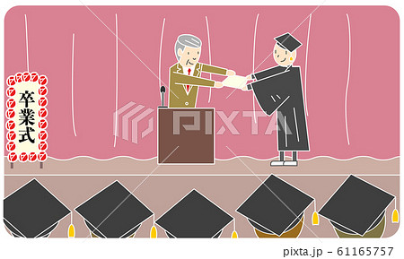学位授与式で学位記を受け取るガウンで男性 学位授与式で学位記を受け取るガウンで男性 61165757