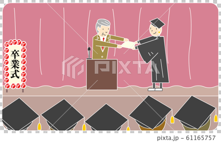 学位授与式で学位記を受け取るガウンで男性 学位授与式で学位記を受け取るガウンで男性 61165757