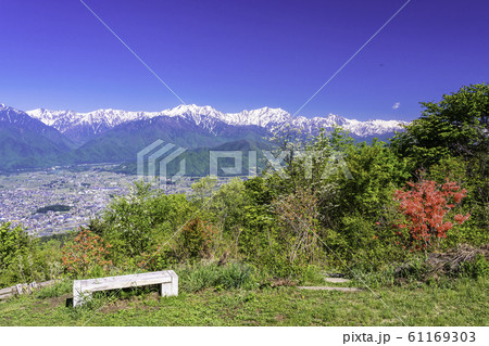 （長野県）鷹狩山展望台からの眺める、安曇野と北アルプス山麓 61169303
