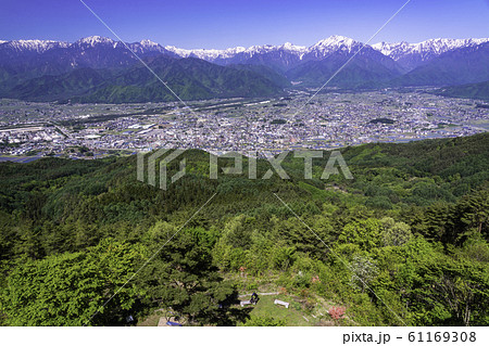 （長野県）鷹狩山展望台からの眺める、安曇野と北アルプス山麓 61169308