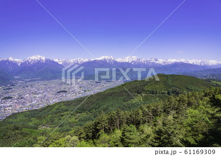 （長野県）鷹狩山展望台からの眺める、安曇野と北アルプス山麓 61169309