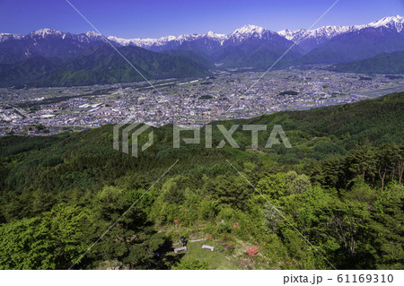 （長野県）鷹狩山展望台からの眺める、安曇野と北アルプス山麓 61169310