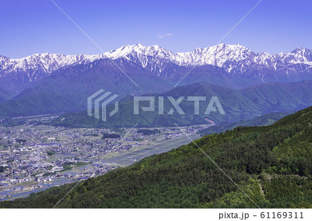 （長野県）鷹狩山展望台からの眺める、安曇野と北アルプス山麓 61169311