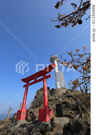 新潟　糸魚川　弁天岩と能生港灯台 61169888