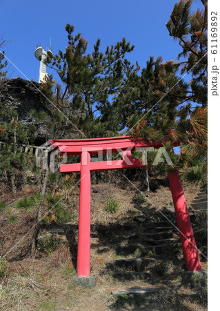 新潟　糸魚川　弁天岩と能生港灯台 61169892