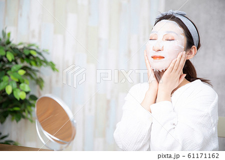 パックする女性 61171162