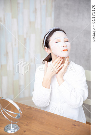 パックする女性 61171170