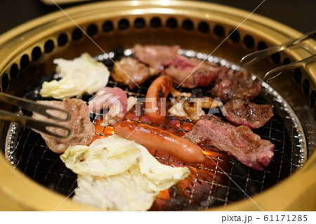 焼肉　焼肉店での食事　出水市　鹿児島県 61171285