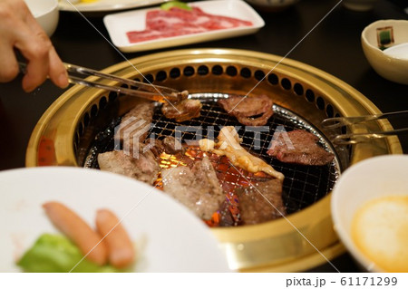 焼肉　焼肉店での食事　出水市　鹿児島県 61171299