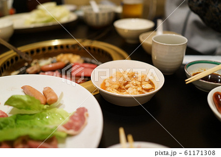 焼肉　焼肉店での食事　出水市　鹿児島県 61171308