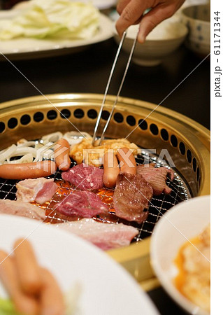 焼肉　焼肉店での食事　出水市　鹿児島県 61171344