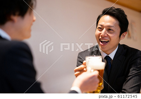 ビジネスマン 居酒屋 乾杯 ビール 飲み会 の写真素材