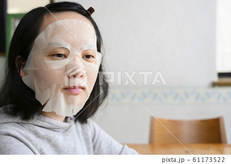 パックをする若い女性 パックをする若い女性 61173522