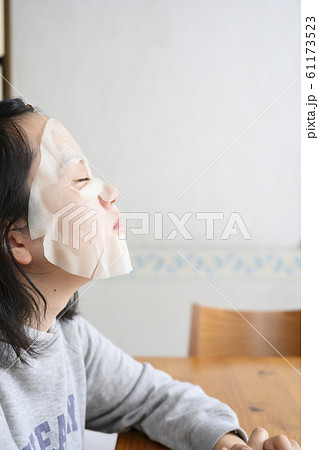 パックをする若い女性 61173523