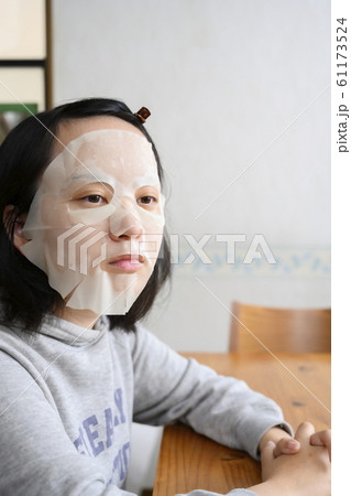 パックをする若い女性 61173524