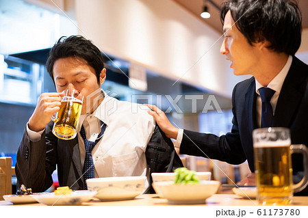 ビジネスマン　居酒屋　酔う　酔っぱらい　ビール 61173780