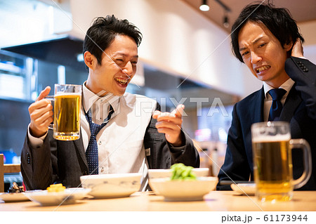 ビジネスマン　居酒屋　酔う　酔っぱらい　ビール 61173944