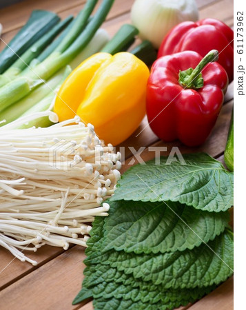 キノコ ごまの葉 野菜 61173962