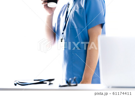 医師　男性　悩む　顔なし　 61174411